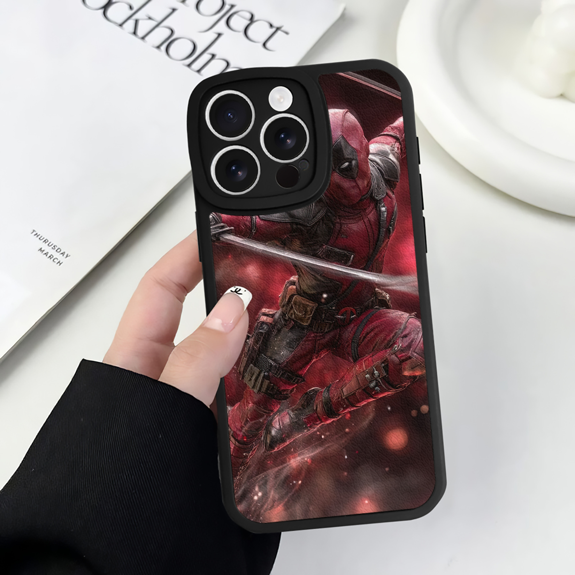 （画像用） Deadpool デッドプール 【iPhone 16シリーズ対応】シリコンスマホケース（レザー調） 材質：シリコン